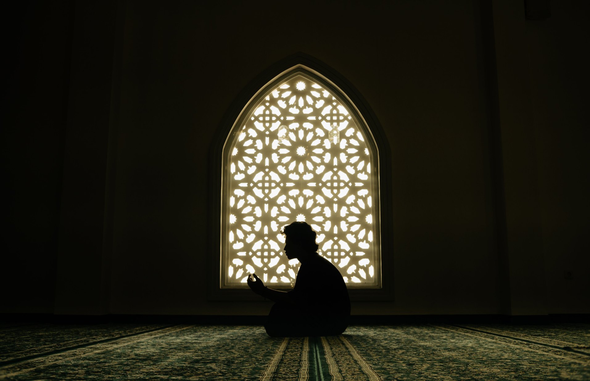 Beginner-friendly guide explaining how to perform Fajr prayer step by step in Shia Islam